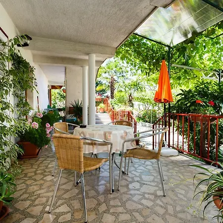Apartment Lovorik *